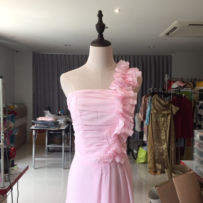 พร้อมเช่า ชุดราตรียาว ไหล่เดียว จับจีบตลอดช่วงเอว แต่งระบายไหล่ซ้าย เรียบหรู สีฟ้า