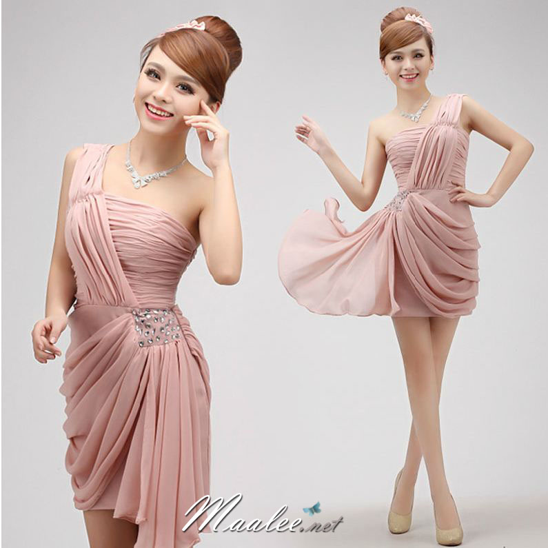 พร้อมเช่า ชุดราตรีสั้น เกาะอก ไหล่เดียว สีชมพู Nude จับเดรปทิ้งชายช่วงสะโพก