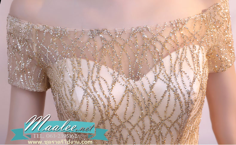 พร้อมเช่า ชุดราตรียาว แบบไหล่ปาดแขนสั้น สีทอง แต่งเม็ดกากเพชรทั้งชุด มาพร้อมเข็มขัดรูปใบไม้สีทอง หรูมาก