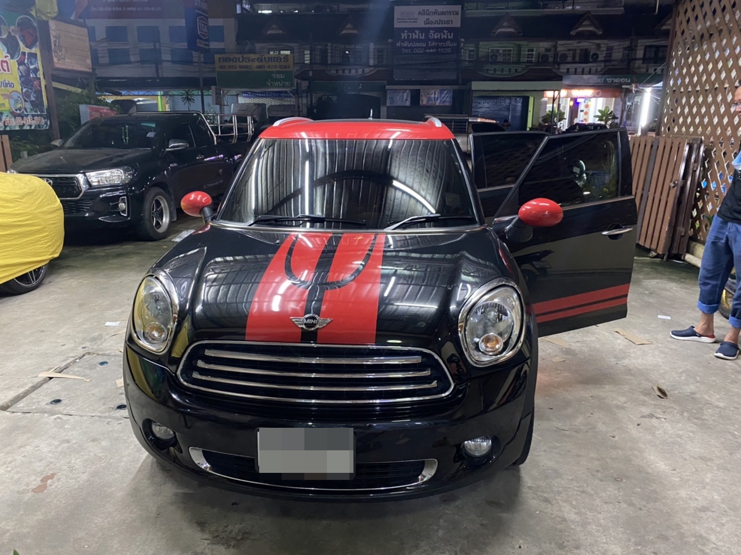 พรมรถยนต์ Mini Countryman 2014 ปูพรม7D สีดำด้ายแดง + พรมดักฝุ่นสีแดง เข้ารูป