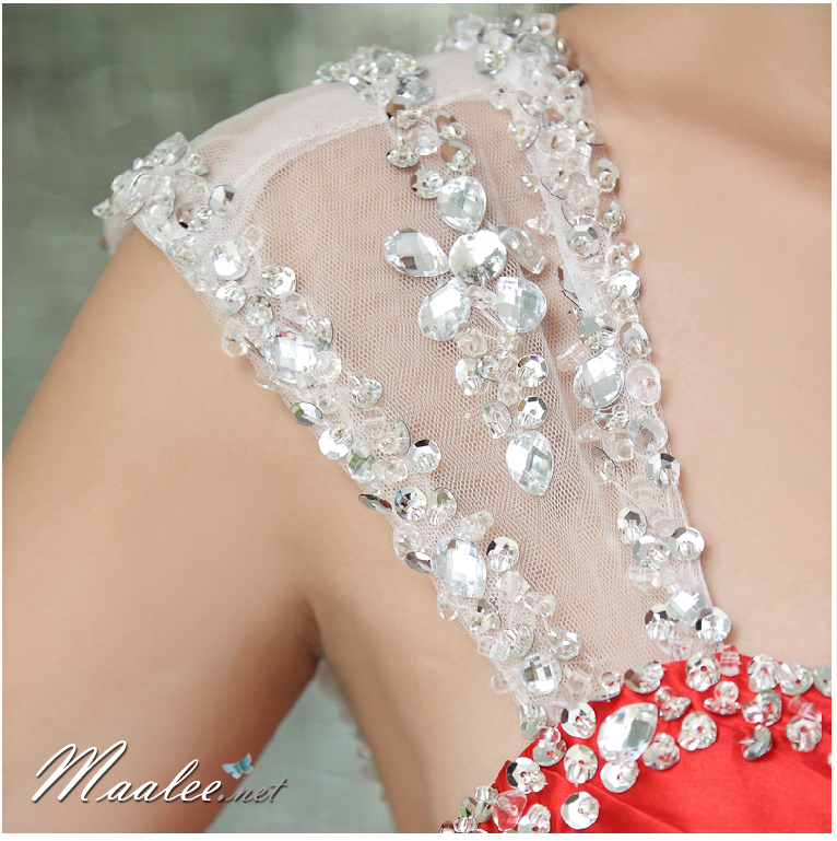 พร้อมส่ง ชุดราตรียาว สีแดง ผ้าซาตินมันเงา สวยหรู ประดับคริสตัลช่วงบนอกจับจีบ ชายกระโปรงยาว