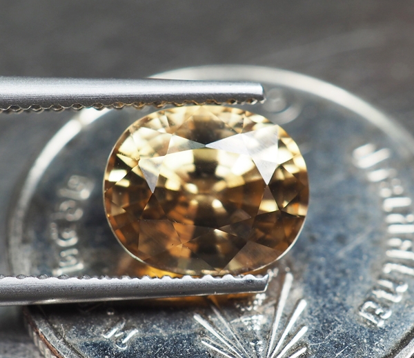 เพทายกัมพูชา 3.31 กะรัตสีน้ำตาลอ่อนปนเหลือง (0947)