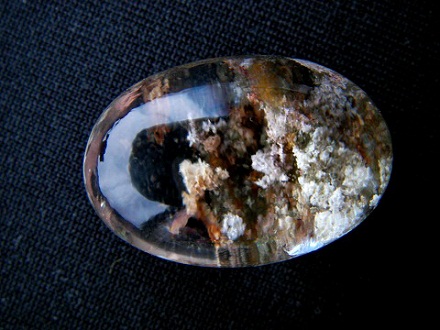 QU0028 แก้วสามกษัตริย์สกุลเดียวกัน ประกอบด้วยมลทินแร่ 3ลักษณะ ปวกขาว ปวกเขียว ปวกทอง-แดง(สังเกตมีเทพฮกด้านขวามือล่างรูปแรก)เทพฮกหมายถึงการมีอำนาจบารมี