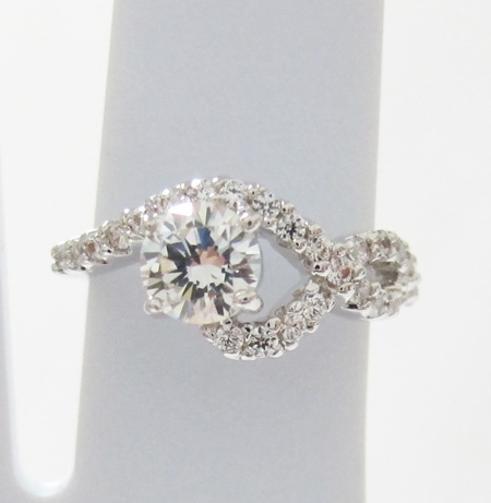 BR213RD+แหวนดีไซน์ เก๋ เรียบ หรู งามมากๆๆ เหมือนของแท้สุดๆเล่นไฟวิ๊งๆ รับประกันความสวย