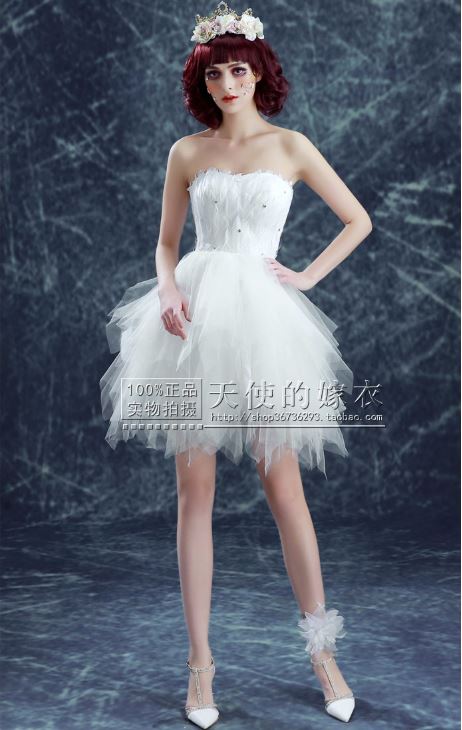 พร้อมเช่า ชุดแฟนซี ชุดราตรีสั้น สีขาว เกาะอก ขนนก กระโปรงระบายเป็นชั้น ๆ เชือกผูกหลัง