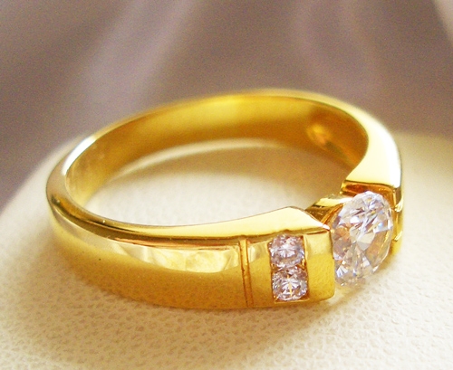 BR042+++แหวนเพชรเดี่ยวค่ะ เม็ดกลม เท่ห์ เรียบ ดูมี Style ล้อมด้วยเพชรเล็ก 2 เม็ดค่ะ ชุปทองแท้ 24 K