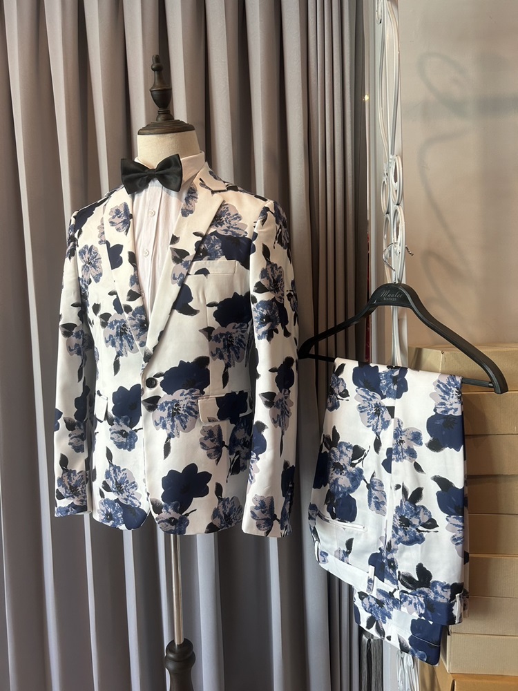 พร้อมเช่า ชุดสูท สูทชาย สีขาว พิมพ์ลายดอกไม้โทนน้ำเงิน แนวแฟนซี (ไม่มีเสื้อกั๊ก)