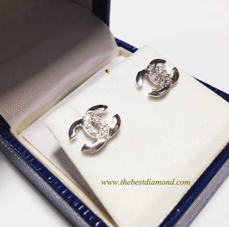 BE316RD+++ต่างหูชาแนล+++แบบสุดฮิต งานสวย หรู ดูดี design เพชรอยู่ตรงกลางตัว C เก๋ เท่ห์