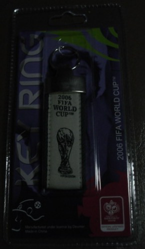 พวงกุญแจ ฟุตบอล การแข่งขันฟุตบอลโลก - ลาย FIFA WORLD CUP TROPHY, เยอรมนี 2006 ใหม่ / WORLD CUP International Football Tournament Key Ring - FIFA WORLD CUP TROPHY, GERMANY 2006, PRINTED NEW