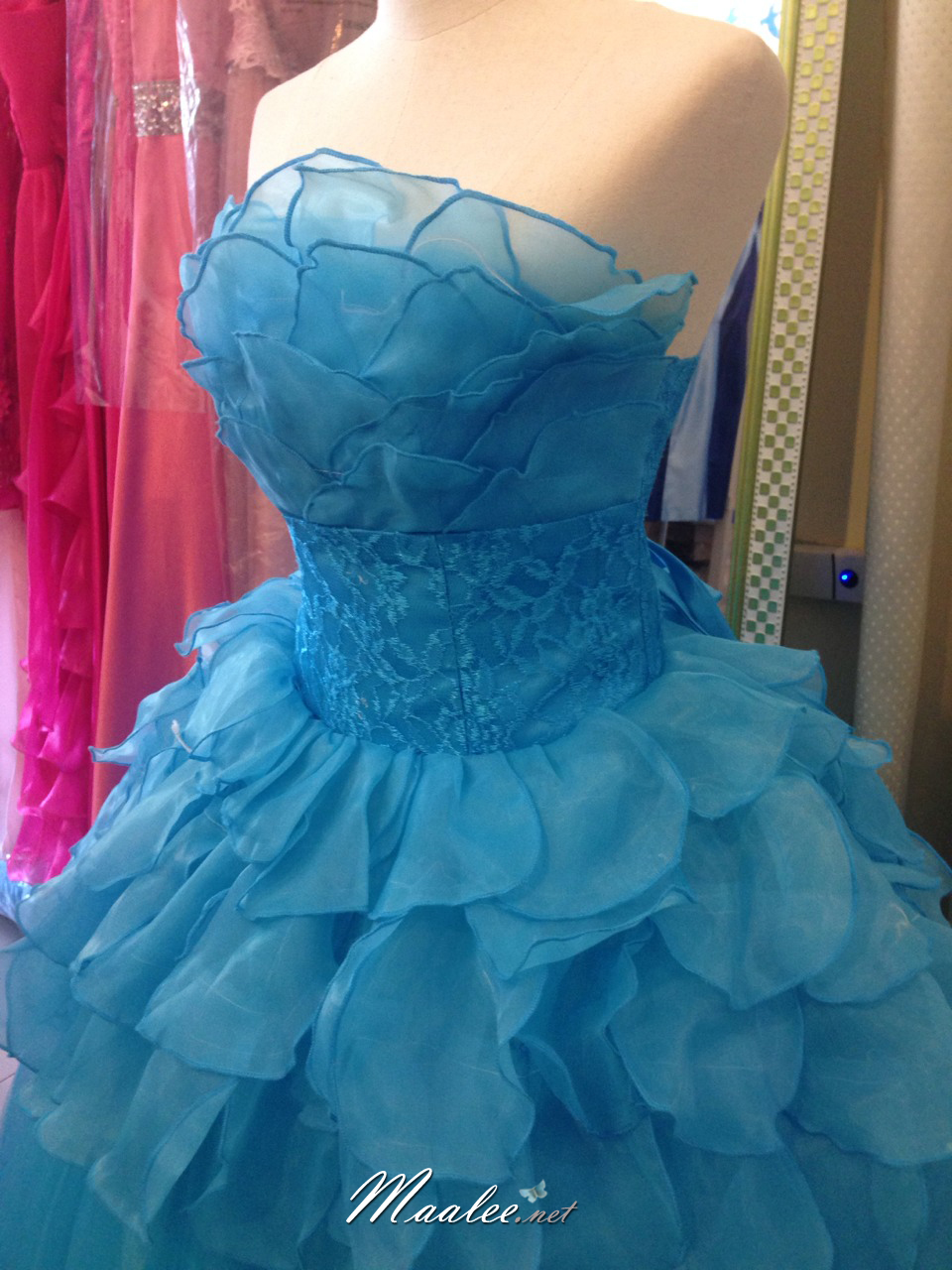 พร้อมเช่า ชุดแฟนซี ชุดราตรียาว สีฟ้า เกาะอก แต่งระบาย กระโปรงพองสวย ซิปหลัง