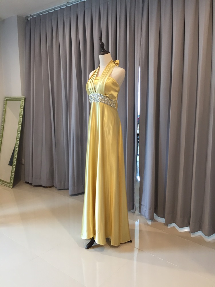 พร้อมเช่า ชุดราตรียาว เกาะอก แบบเก๋คล้องคอ สีทอง กระโปรงทรงเอ ประดับเลื่อมช่วงเอว