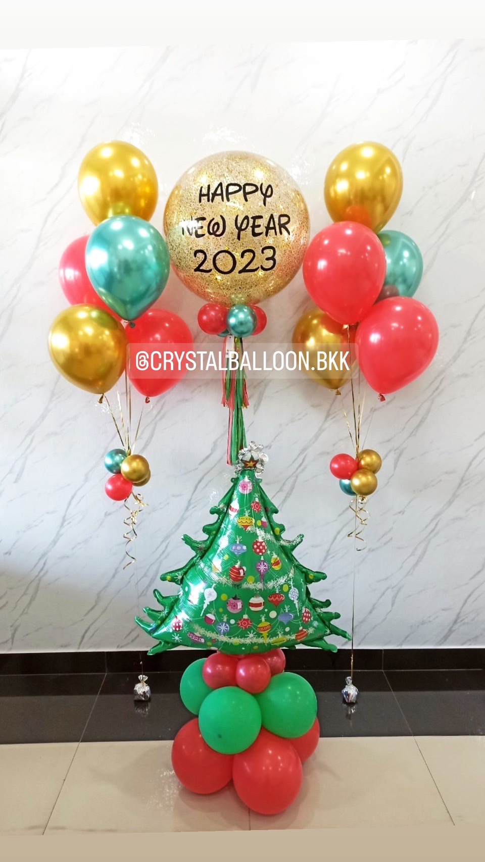 ลูกโป่ง New Year Bubble ขนาด 24" สีทอง พร้อม ช่อลูกโป่ง 5 ลูก 2 ช่อ พร้อมตกแต่ง ฟอยล์ต้น Christmas ตั้งฐาน 1 ชิ้น สามารถเปลี่ยนสีลูกโป่ง/เปลี่ยนข้อความ/เปลี่ยนฟอยล์ตกแต่ง/เปลี่ยนขนาดได้
