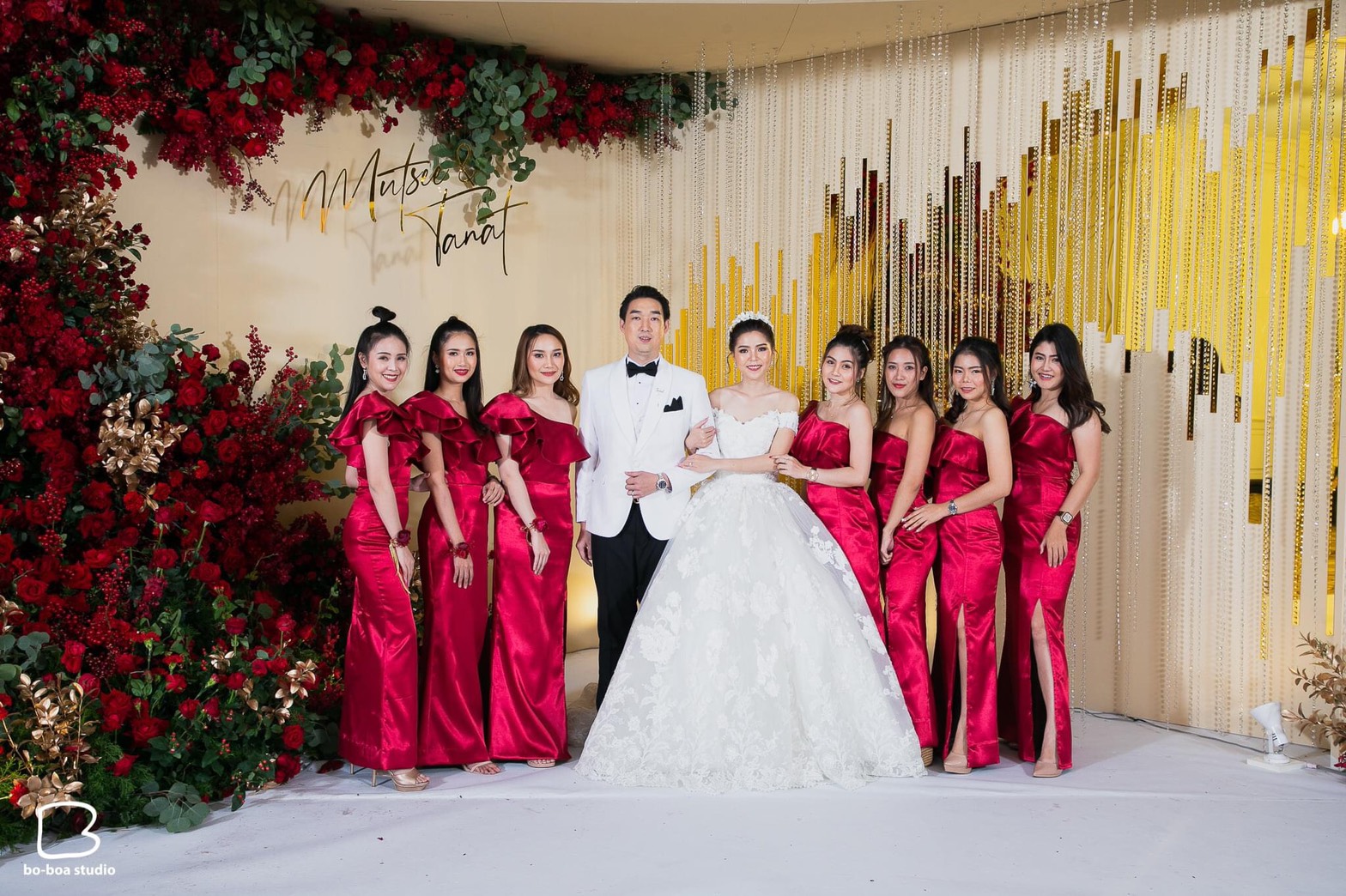 พร้อมเช่า ชุดเดรส เดรสไหล่เดียว ผ้าดัชเชส แพทเทิร์นเนียบ แต่งระบายสะโพก สีไวน์แดง