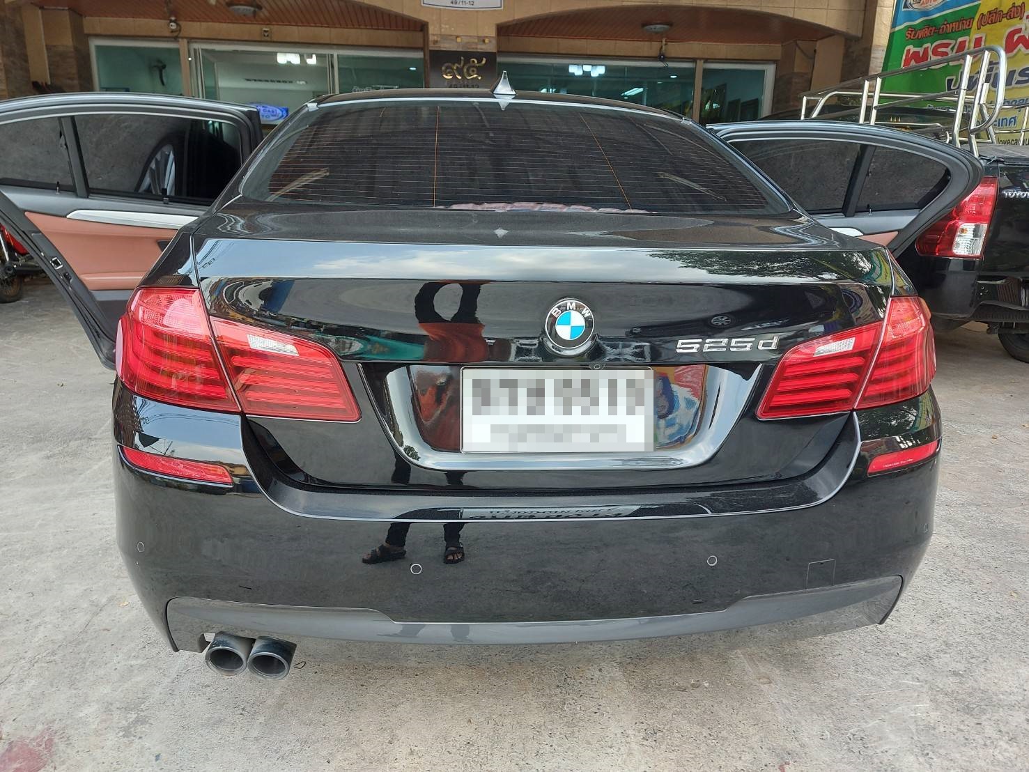 พรมรถยนต์ BMW 525d F10 2011 ปูพรม7D สีดำด้ายแดง + พรมดักฝุ่นสีเทาขอบดำ เต็มคัน