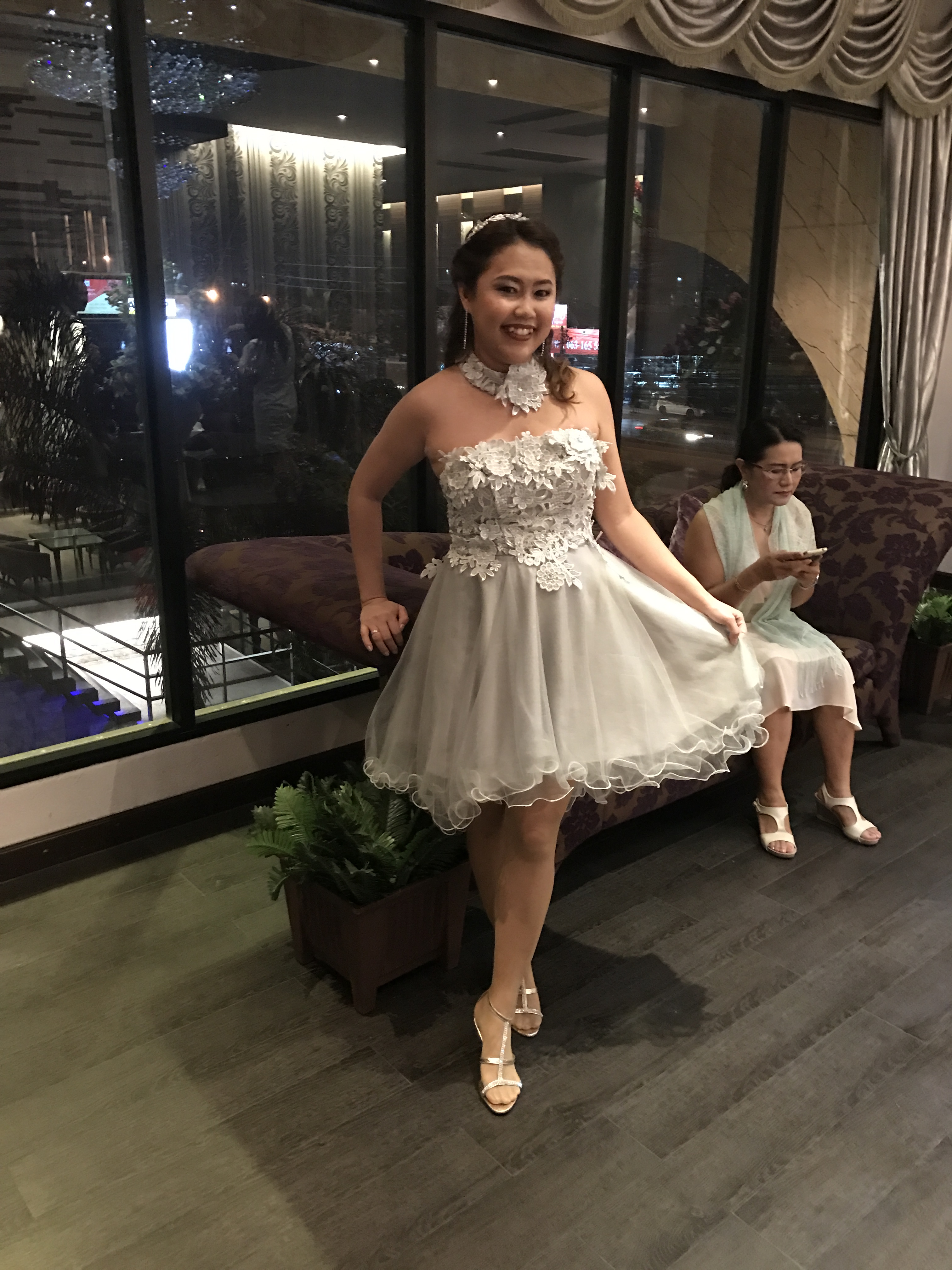 พร้อมเช่า ชุดราตรีสั้น เกาะอก ลูกไม้ หน้าสั้นหลังยาว สีเทา พร้อมสร้อยคอลูกไม้ ถอดแยกได้