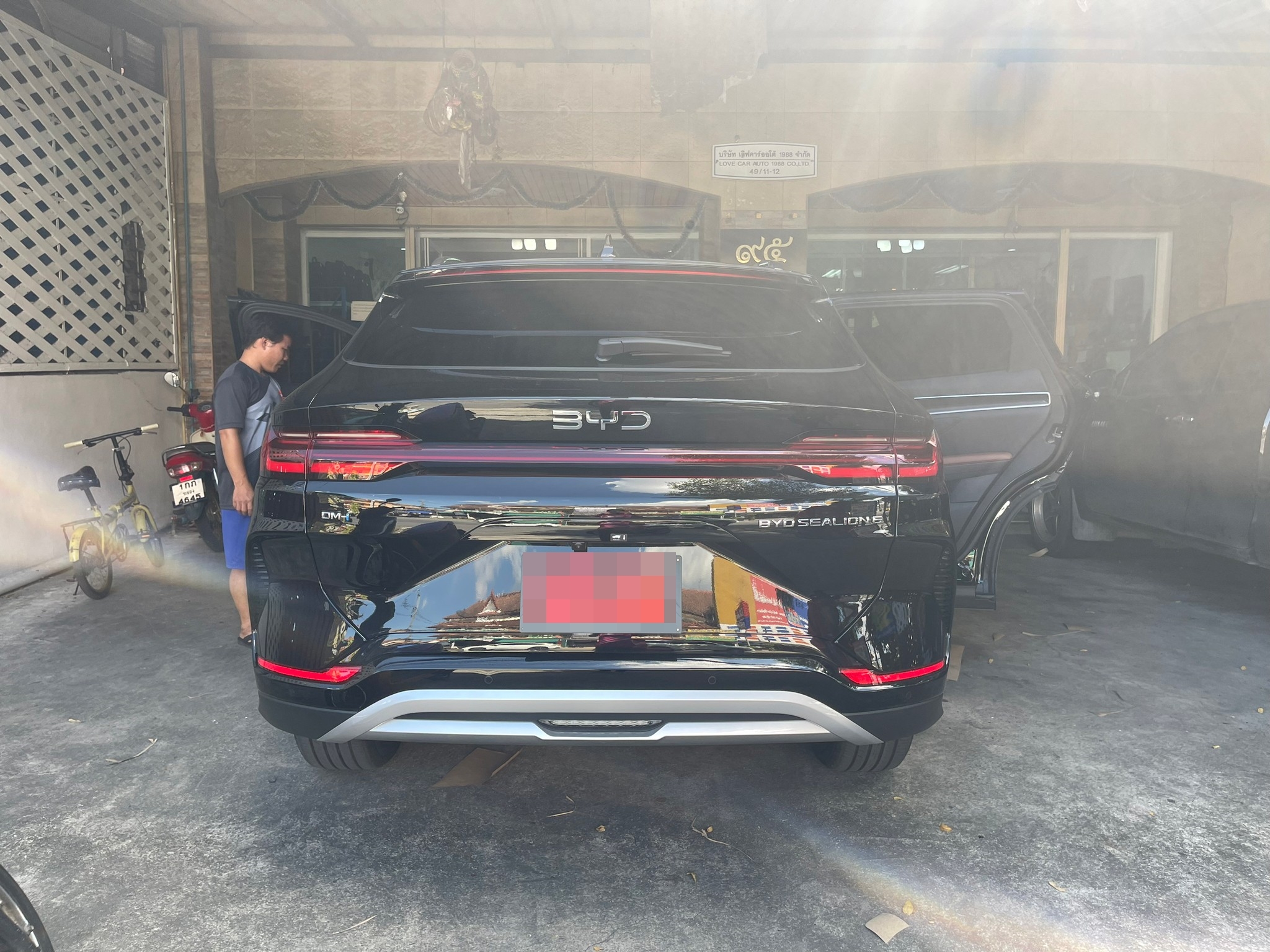 พรมปูพื้นรถยนต์ BYD Sealion 6 ปูพรมVVIP สีดำด้ายแดง เสริมไวนิลดักฝุ่นสีน้ำตาล