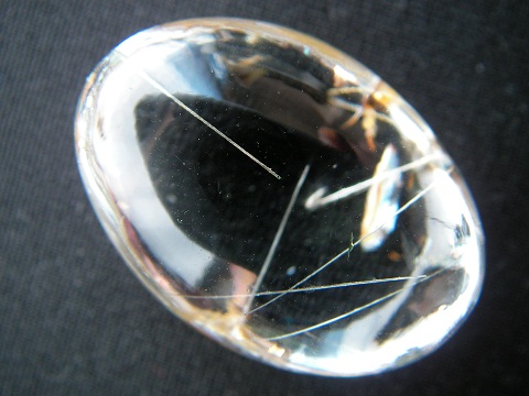 QU0013 QUARTZ แก้วแพรทอง ปกคลุมด้วยแก้วขนเหล็ก เนื้อแก้วใสสะอาด ขนาดเม็ดแก้ว 20.57x29.01x12.72 mm. นน. 40.74 ct. พม่า