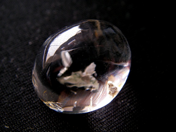 QU0033 แก้วโทน พระธาตุผุดริมแก้ว ดูคล้ายปลา แก้วสวยรวยทรัพย์ ให้โชค ให้ลาภ ด้วยพระธาตุขาวขนาดเม็ดแก้ว 16.83x20.16x12.80 มม. น้ำหนักแก้ว 30.04 ct.