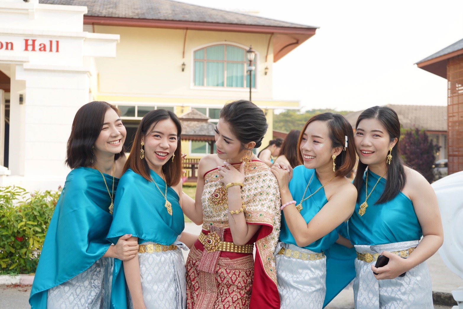 เช่า ชุดไทย ชุดเพื่อนเจ้าสาว ชุดไทยผ้าถุงสีเทาเงิน สไบเรียบสีน้ำทะเล