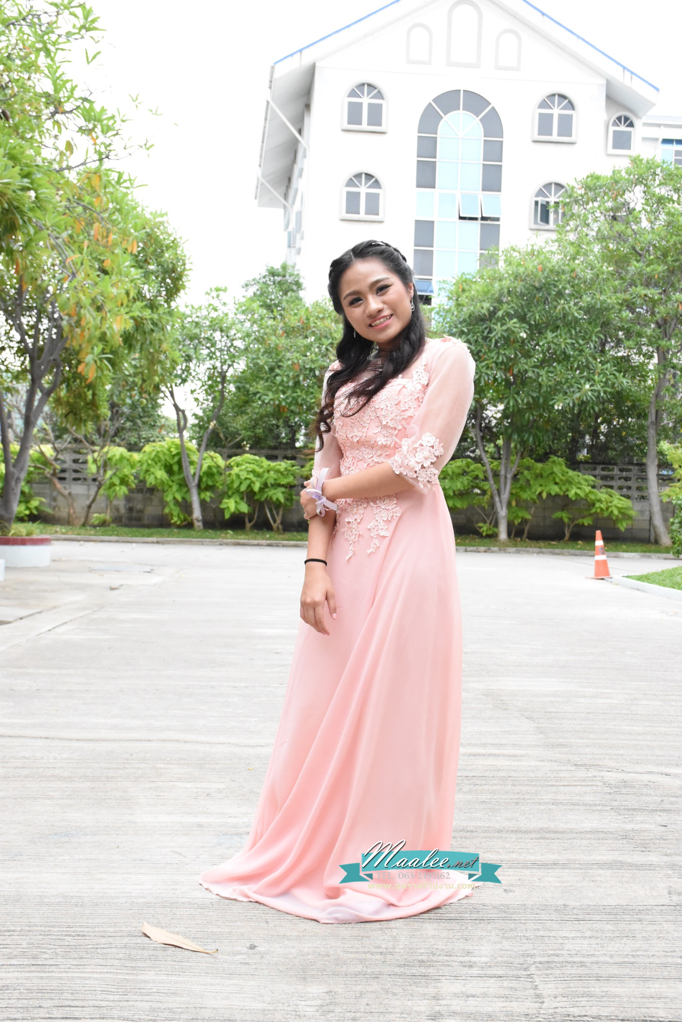 พร้อมส่ง ชุดราตรียาว สีขาว แขนยาว แบบเรียบหรู แต่งลูกไม้เซาะดอก ปักลูกปัดมุก