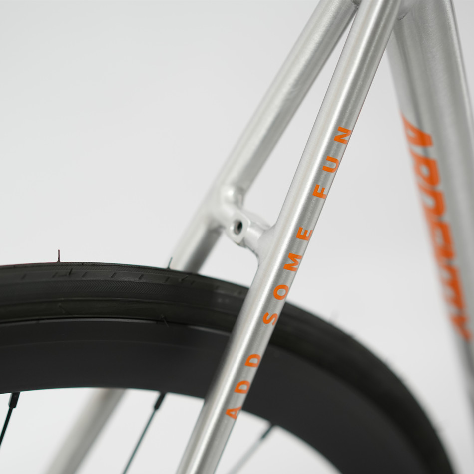 จักรยาน ARDENTLY ARENA LITE 6069 — Fixed Gear สนามแข่ง น้ำหนักเบา ปั่นแรง ดีไซน์สปอร์ตจัดเต็ม | โครงอลูมิเนียม 6069 | ล้อ 700C