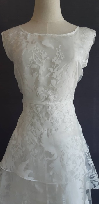 Pre-order เดรสขาว พรีเวดดิ้ง หน้าสั้นหลังยาว แขนกุด ลายดอกไม้ เรียบหรู