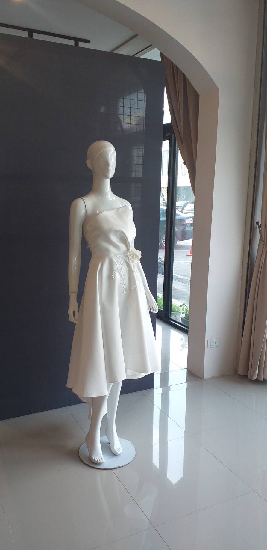 พร้อมเช่า ชุดแต่งงาน มินิมอล ชุดหมั้น เกาะอก หน้าสั้นหลังยาว