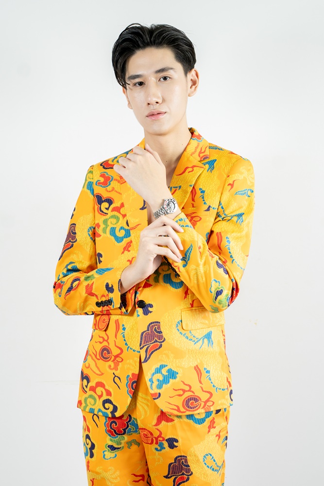 พร้อมเช่า ชุดสูทจีนชาย สีเหลืองทอง พิมพ์ลายกราฟฟิก สไตล์จีน *ไม่มีเสื้อกั๊ก*