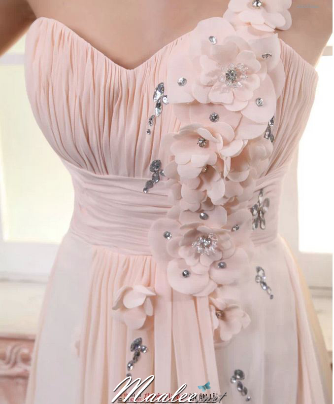 พร้อมส่ง ชุดราตรียาว ไหล่เดียว สีครีม Champagne คอเว้าหัวใจ แต่งช่อดอกไม้สวยยาวจากไหล่ถึงเอว