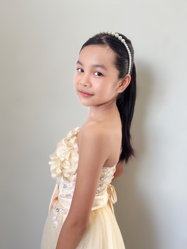 พร้อมเช่า ชุดราตรีสั้น เกาะอก แต่งดอกช่วงอก ผ้าตาข่ายปักเลื่อม แต่งโบว์คริสตัลช่วงเอว สีครีม Champagne