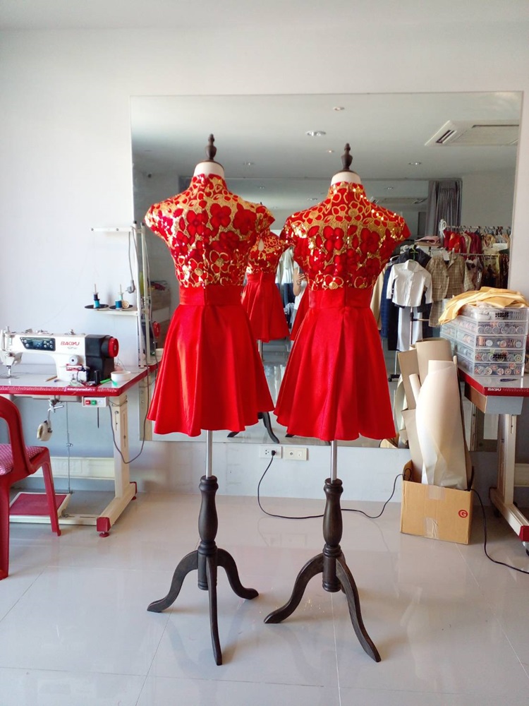 พร้อมเช่า ชุดกี่เพ้า ชุดจีน ชุดแฟนซี สีแดง กระโปรงผ้าซาติน พร้อมเช่า
