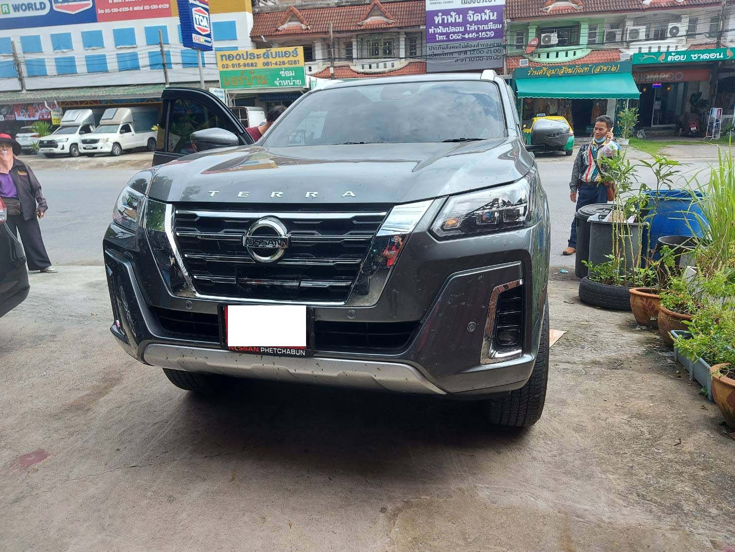 พรมรถยนต์ Nissan Terra 2022 ปูพรม8D สีแดงไวน์ เย็บติดไวนิลสีเทา เต็มคัน