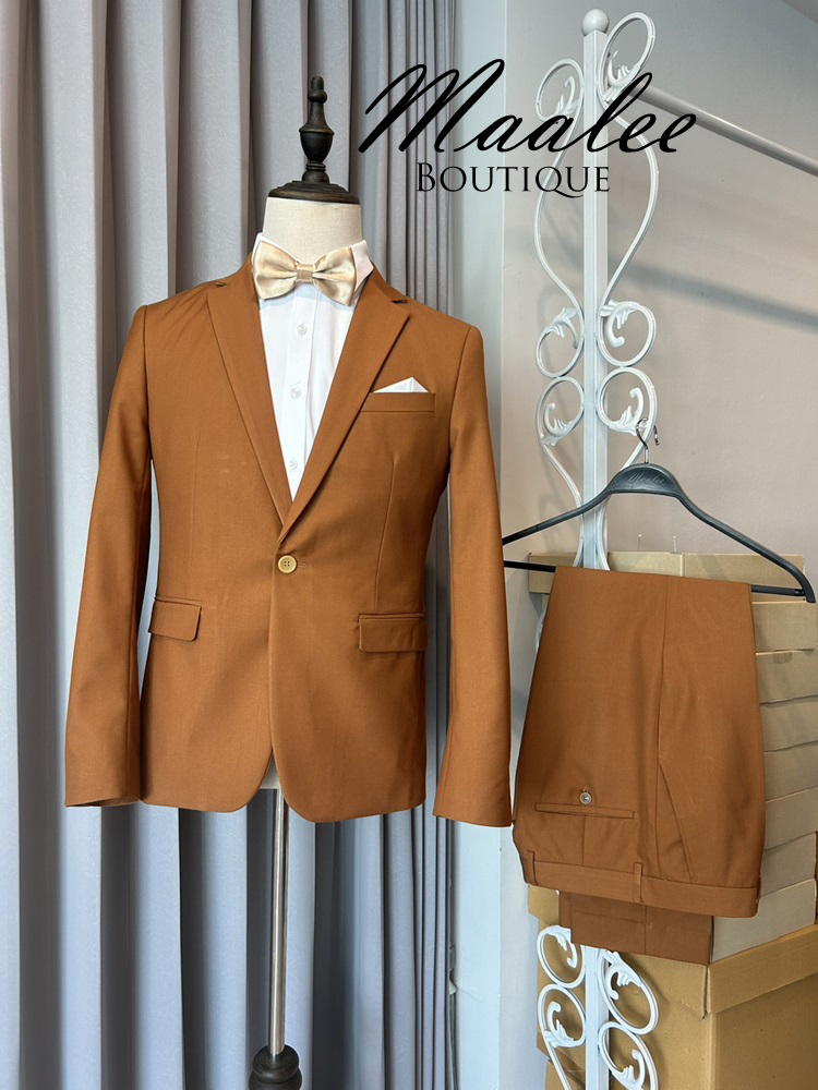 พร้อมเช่า ชุดสูทชาย สีน้ำตาล คาราเมล รุ่นคลาสสิค (ไม่มีเสื้อกั๊ก)