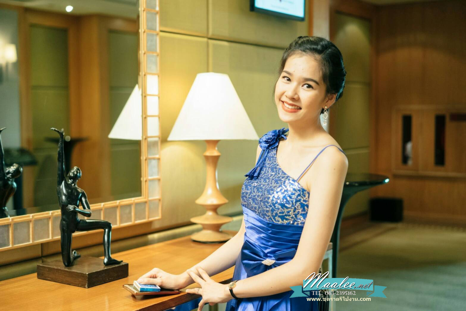 พร้อมเช่า ชุดราตรียาว ไหล่เฉียง สีน้ำเงิน ปักเลื่อมไล่สี จับจีบแต่งโบว์ช่วงเอว ประดับดอกไม้สวยหวานบนไหล่