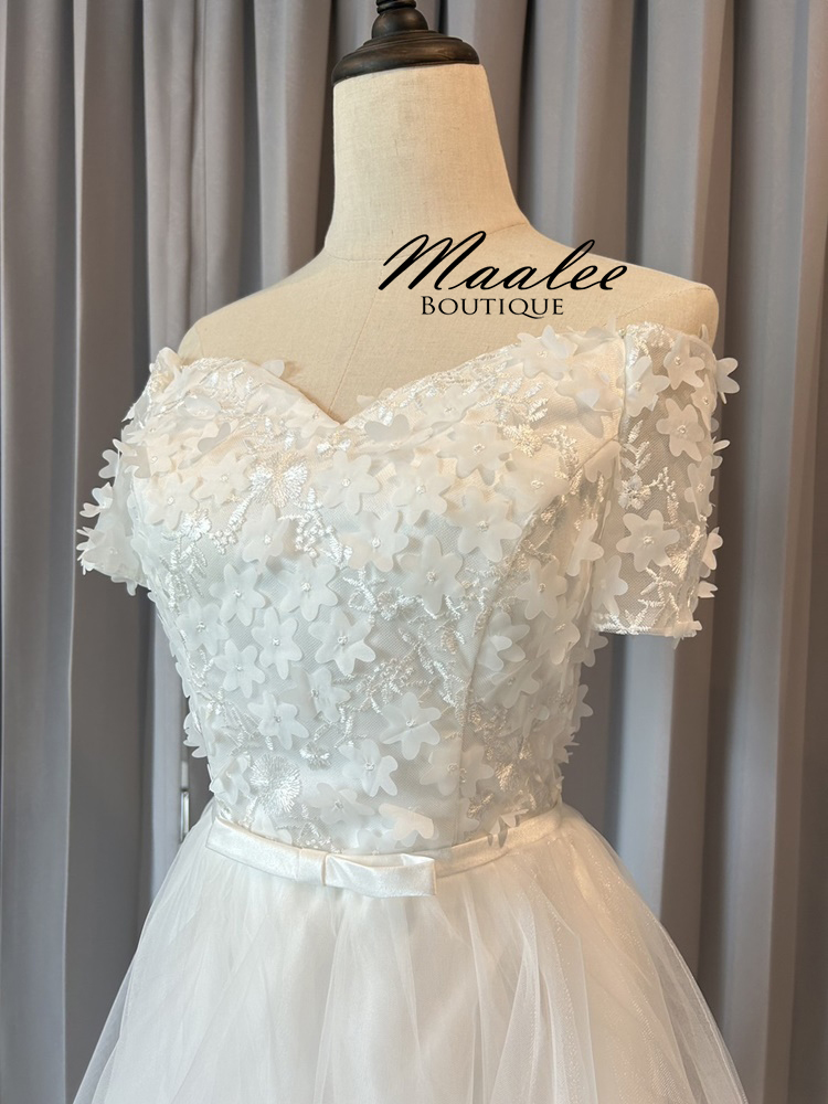 พร้อมเช่า เดรสขาว พรีเวดดิ้ง สวยหวาน กระโปรงตาข่าย ตัวชุดลูกไม้&แต่งโบว์ช่วงเอว (ซิปหลัง)