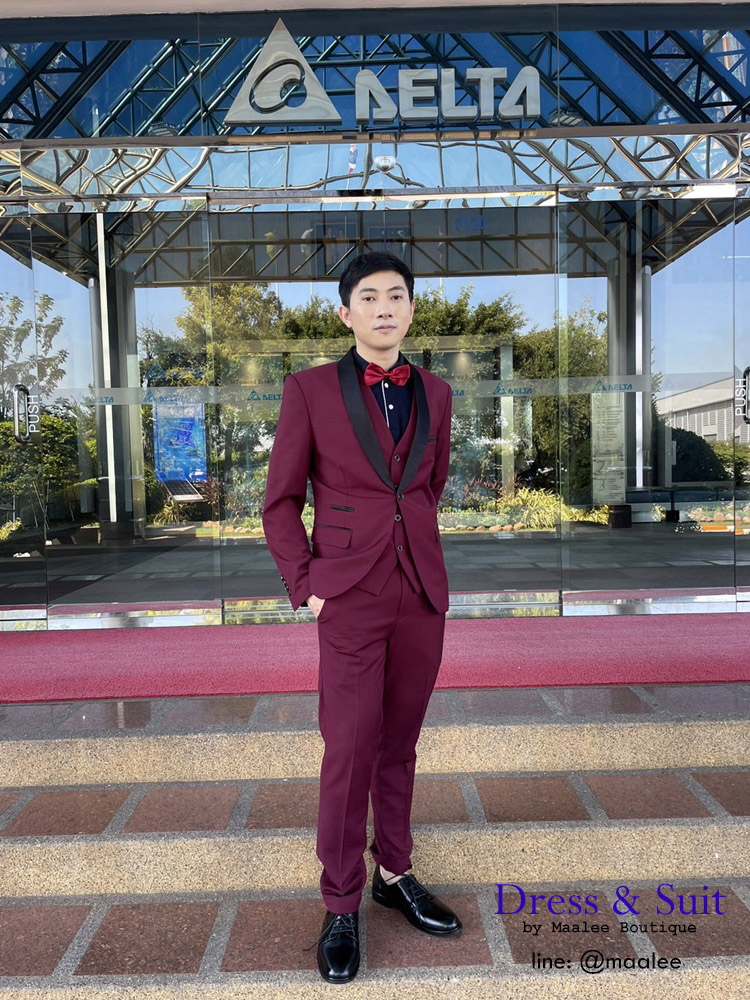 พร้อมเช่า ชุดสูททักซิโด้ สีเบอร์กันดี ปกกล้วย Tuxedo Suit with Shawl Collars (พร้อมเสื้อกั๊ก)
