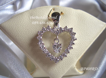 หมด==BP408RD+++จี้ In My Heart จี้สุดหรู น่ารักมากๆๆ ใช้เพชรรอบเลยค่ะ ตรงกลางทำเก๋ด้วยเพชรหัวใจห้อยอยู่ในกรอบหัวใจอีกที น่ารักสุดๆๆ ใส่แล้วระยิบระยับ