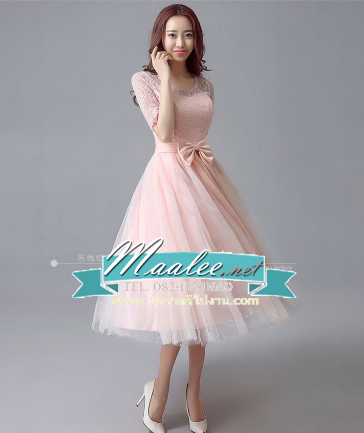 พร้อมเช่า ชุดราตรี แขนสามส่วน แต่งผ้าลูกไม้ลายกุหลาบ เอวคาดโบว์ กระโปรงผ้าตาข่ายนิ่ม สีชมพู