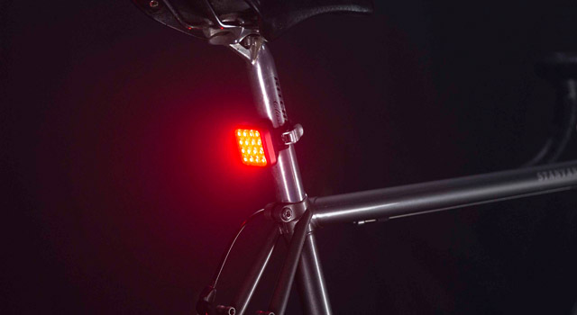 KNOG ไฟท้ายไบเดอร์ม๊อบคิตกริ๊ด BLINDER MOB KID GRID, 16 หลอด, ขอบดำ/เลนซ์แดง