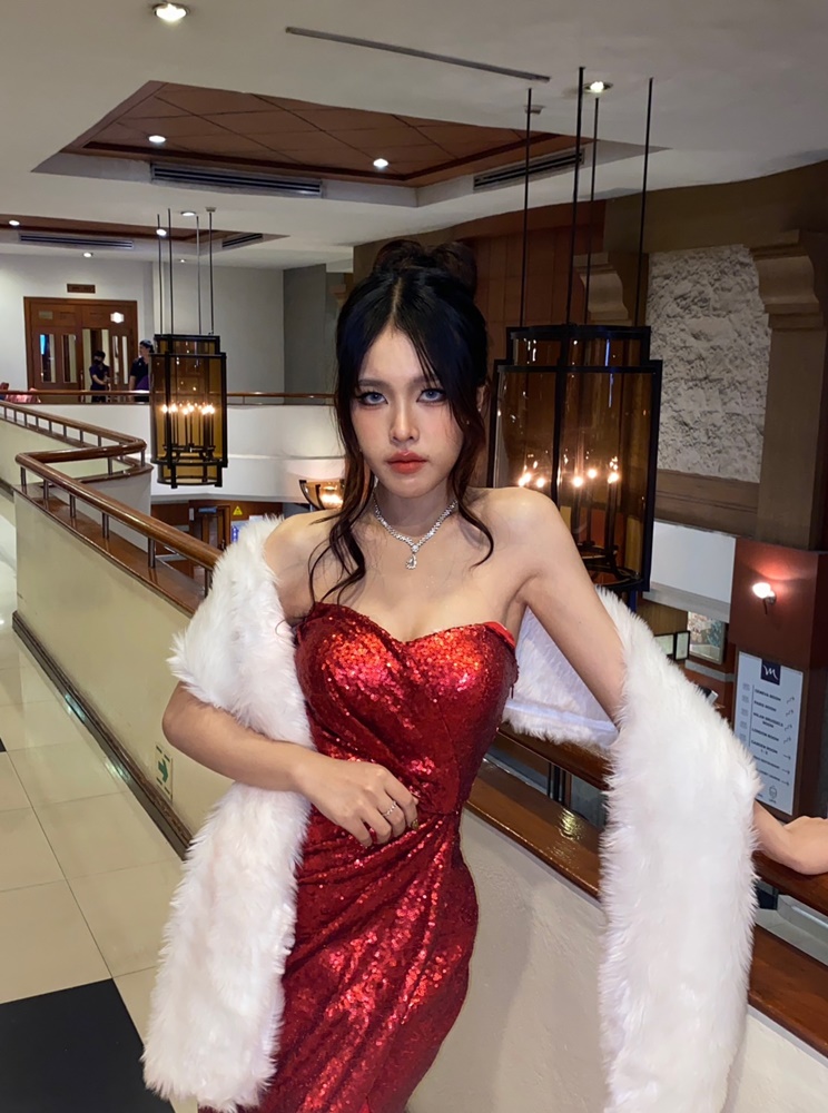 พร้อมเช่า ชุดราตรียาว ชุดเดรส เกาอก กลิตเตอร์สีแดง (เฉพาะ S,M) ไม่มีผ้าคลุม