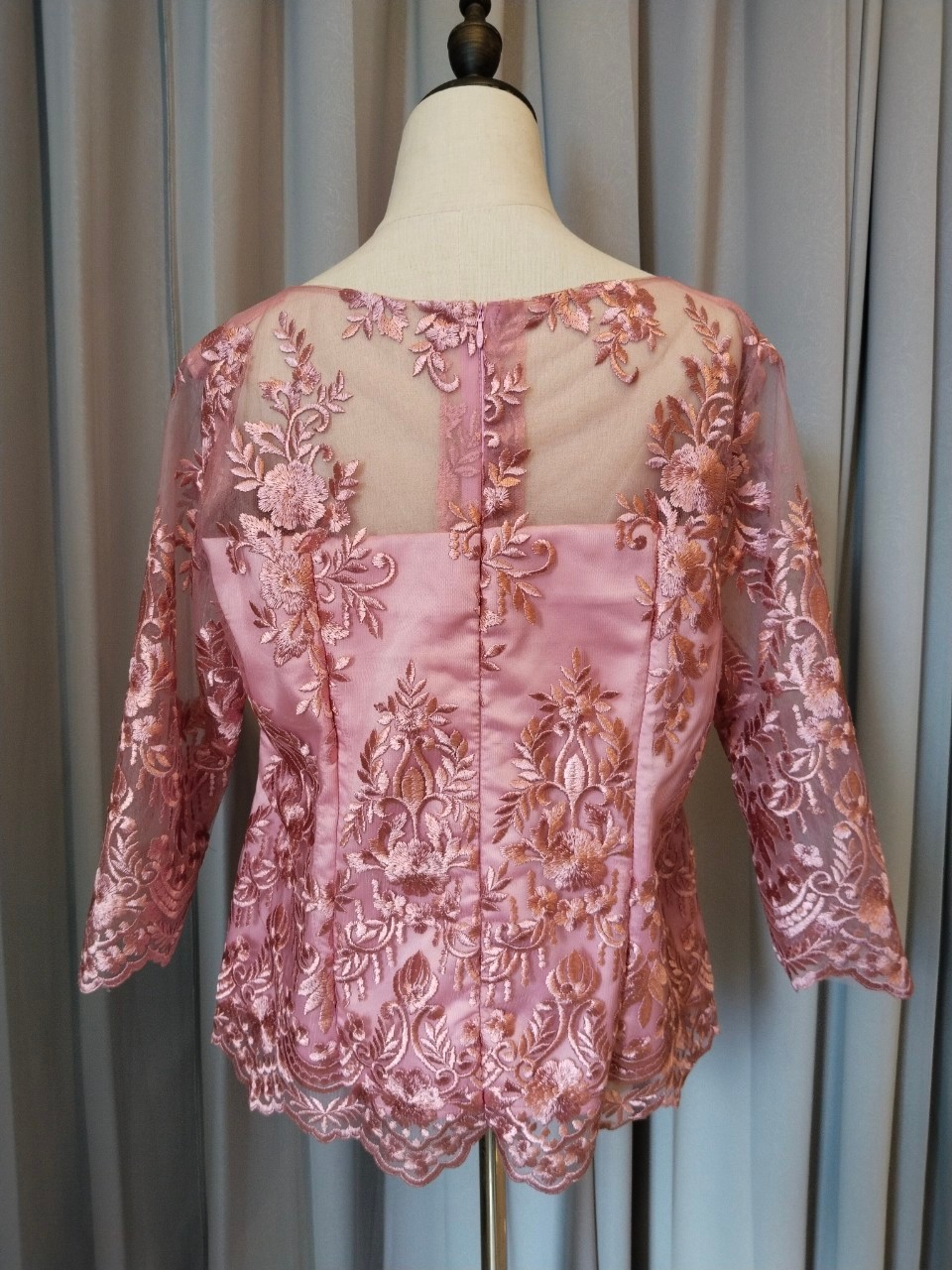 พร้อมเช่า เสื้อลูกไม้สีชมพูกลีบบัว แขนสี่ส่วน ซิปหลัง (เฉพาะเสื้อ)