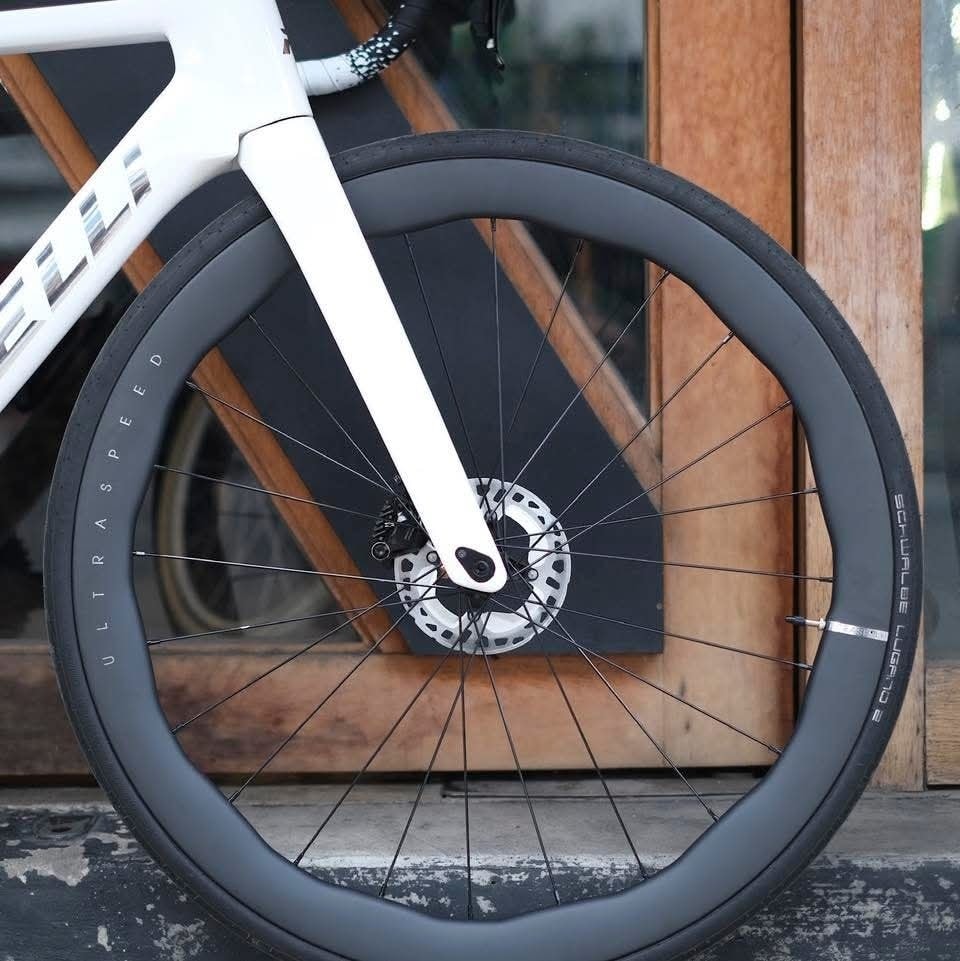ล้อคาร์บอน ULTRASPEED Disc 50/50 2026 (AERO Spoke) – น้ำหนักเพียง 1.3 กก., รองรับ Tubeless, แบริ่งเซรามิก, ฮับ ULTM RATCHET 36T
