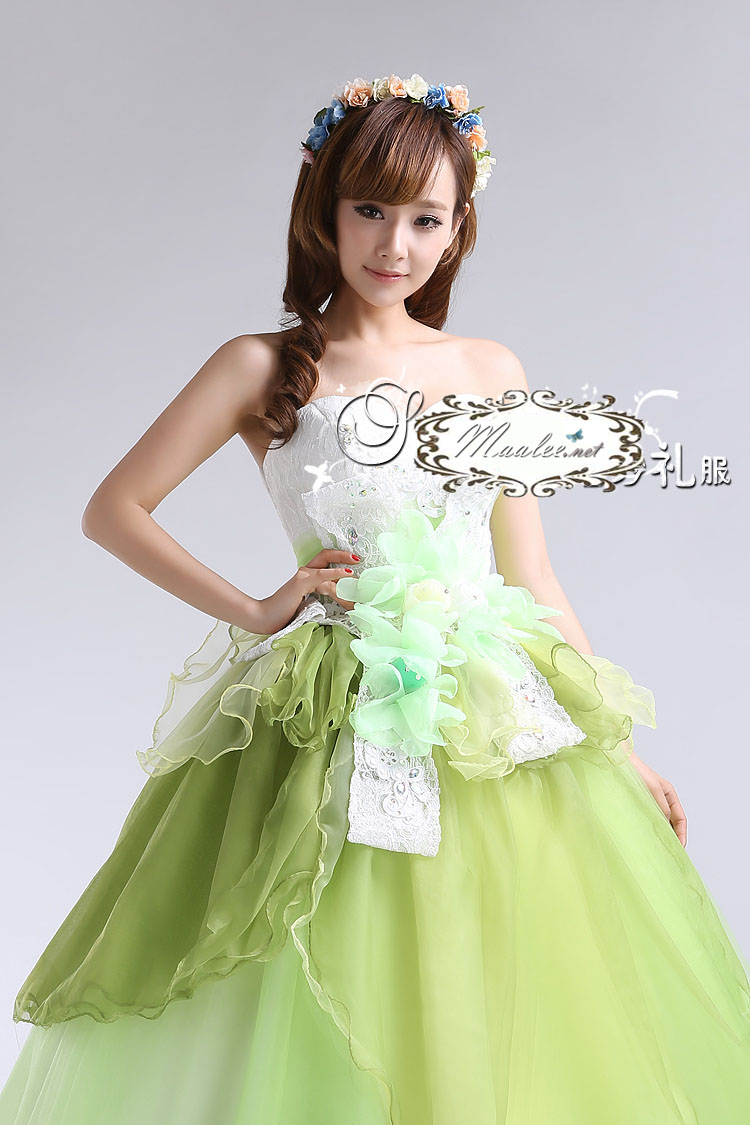 พร้อมเช่า ชุดแฟนซี ชุดราตรียาว เกาะอก สีเขียว ขาว Pastel แต่งผ้าแก้ว ช่อดอกไม้