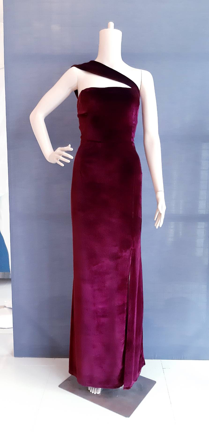 พร้อมเช่า ชุดเดรส เดรสเกาะอก ไหล่เดียว สีไวน์แดง เนื้อกำมะหยี่