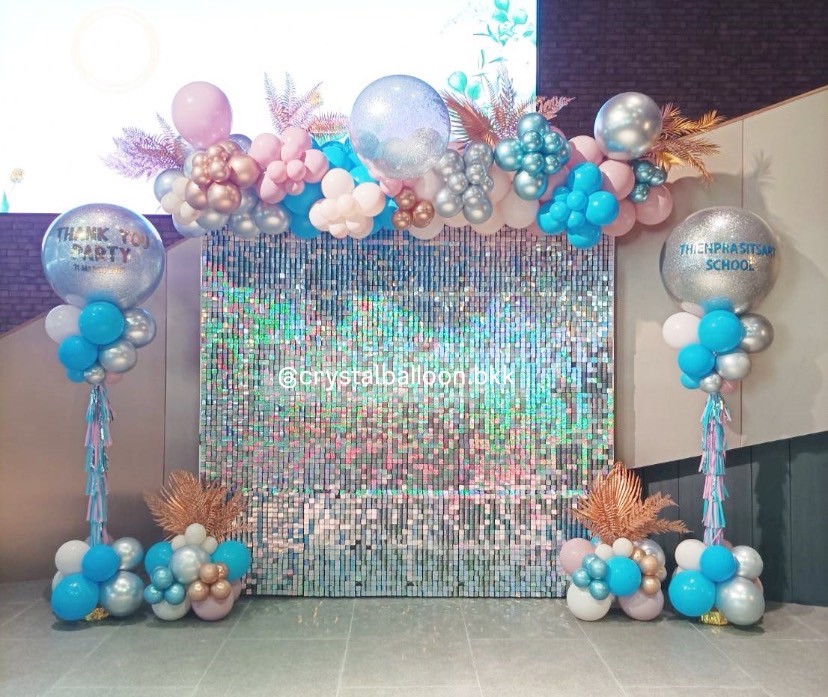 Oranic Backdrop ฉากวิบวับ สีเงิน ขนาด 2.4x2.4 เมตร เปิดงาน Bubble ขนาด 24" กลิตเตอร์สีเงิน 1 ลูก พร้อม เสาลูกโป่ง Bubble ขนาด 36" กลิตเตอร์สีเงิน 2 เสา,ประดับใบไม้ทอง พร้อมตกแต่ง สามารถเปลี่ยนสีลูกโป่ง/เปลี่ยนข้อความได้