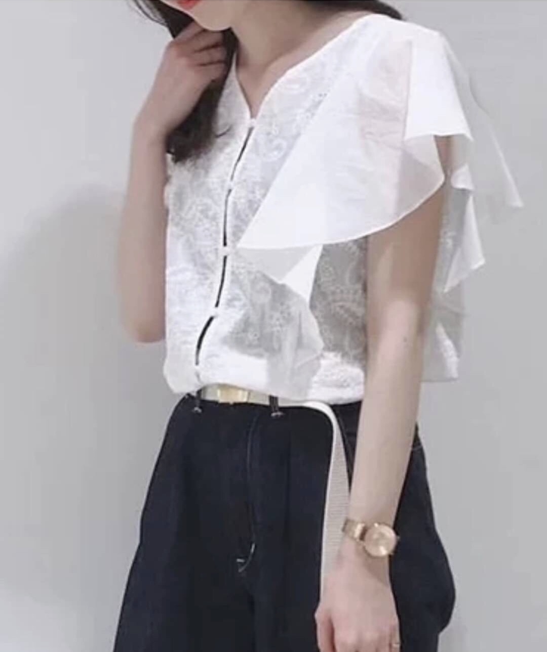 เสื้อแขนกุดแต่งระบาย