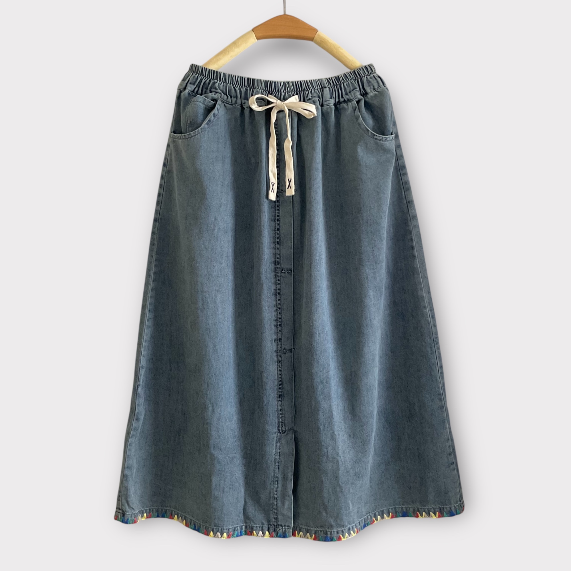 กระโปรงยีนส์แต่งชายปัก