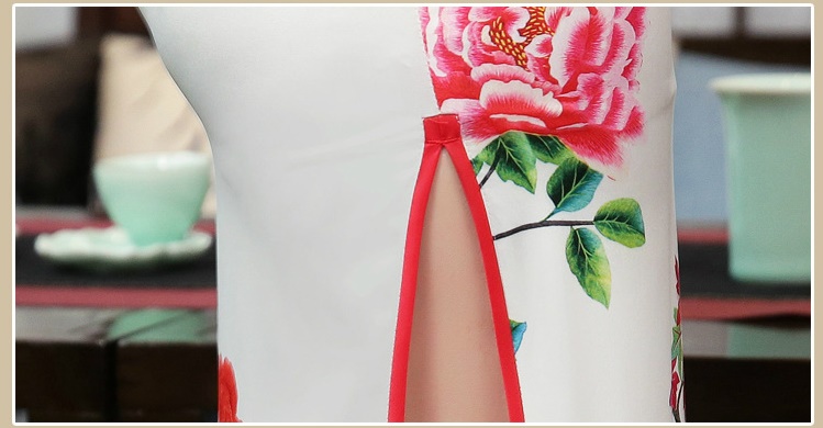 Pre-order กี่เพ้า สีขาว ลายดอกไม้แดง ผ่าข้าง กุ๊นขอบอย่างดี