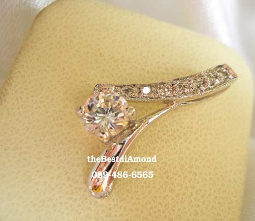 BP417RD+++จี้เพชร A style+++จี้เท่ห์ๆ เก๋ๆ ดีไซน์เหมือนตัว A ออกเปรี้ยวนิดๆ แต่ก็หรูหราในตัว ดูModern มากใส่สวยกับทุกชุดเลยค่ะ