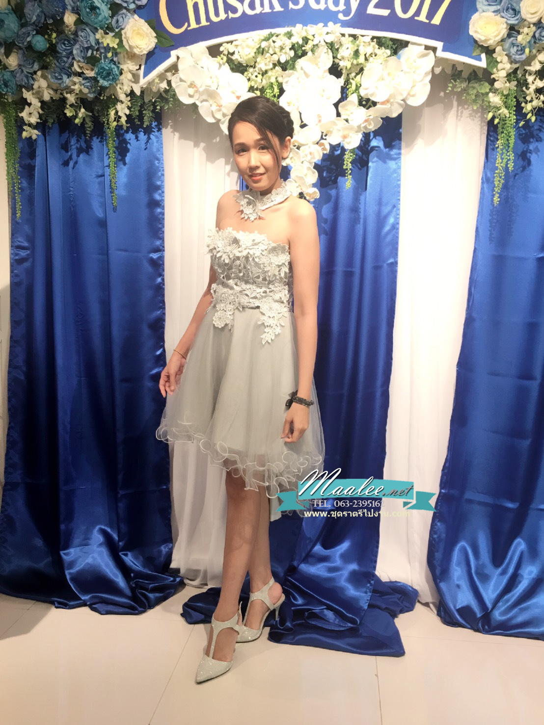 พร้อมเช่า ชุดราตรีสั้น เกาะอก ลูกไม้ หน้าสั้นหลังยาว สีเทา พร้อมสร้อยคอลูกไม้ ถอดแยกได้